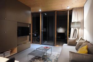 sala de estar con sofá y TV en Design Ferienwohnung nienrausch Apartment 2 en Timmendorfer Strand