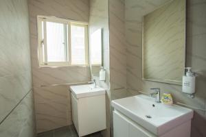 Ένα μπάνιο στο Douzi Hotel-Xpark. Gloria Outlets. Taoyuan MRT