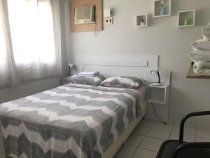 1 dormitorio con cama con edredón en Apt. Completo em Recife, Boa Viagem - 2 qts - p/ 5 pessoas - 200m da praia, en Recife