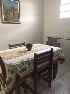 mesa de comedor con mantel en Apt. Completo em Recife, Boa Viagem - 2 qts - p/ 5 pessoas - 200m da praia, en Recife