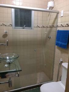 y baño con ducha, aseo y lavamanos. en Apt. Completo em Recife, Boa Viagem - 2 qts - p/ 5 pessoas - 200m da praia, en Recife