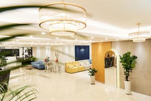 - un hall avec un canapé jaune et une table dans l'établissement Seattle B Hotel, à Busan