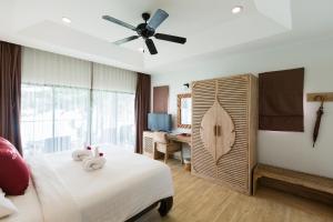 Rúm í herbergi á Phi Phi Bayview Resort
