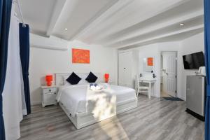 Postel nebo postele na pokoji v ubytování Kata White Villas
