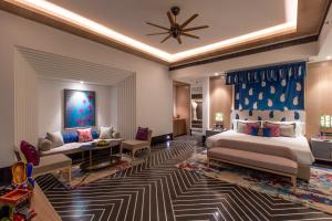 Taj Devi Ratn Resort & Spa, Jaipur客房内的一张或多张床位