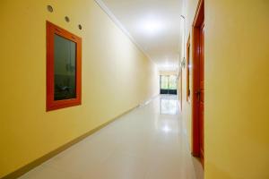 Imagen de la galería de RedDoorz near Sleman City Hall 3, en Yogyakarta 24 fotos más