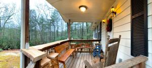 海倫的住宿－Ridge Retreat at Hearthstone Cabins and Camping - Pet Friendly，相簿中的一張相片