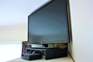 TV a/nebo společenská místnost v ubytování Owen River Tavern & Motels