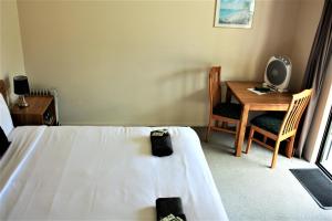 Postel nebo postele na pokoji v ubytování Owen River Tavern & Motels