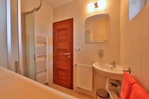 Koupelna v ubytování Apartmány Lipka + 36 fotografií