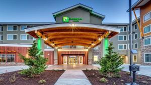 un edificio con la entrada principal a un hotel en Holiday Inn & Suites Bellingham by IHG, en Bellingham