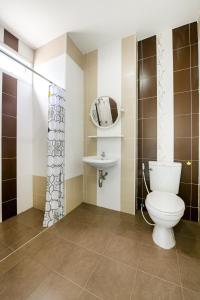 a bathroom with a toilet and a sink at OYO 350 Mae Saeng Place in Si Racha