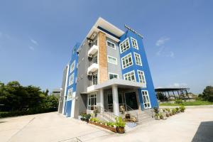 een blauw-wit gebouw met trappen en planten bij OYO 350 Mae Saeng Place in Si Racha