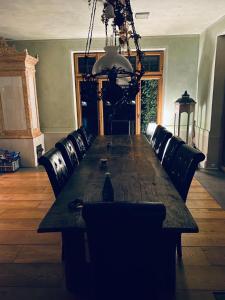 a dining room with a long table and chairs at Ferienhaus am Wasserturm für 6 Erwachsene und 9 Kinder in Graal-Müritz