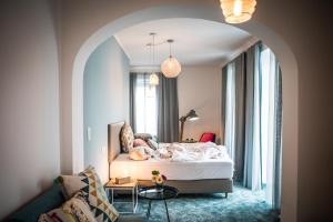 un dormitorio con una cama con una persona puesta en ella en Best In Hosting Beach House Velden, en Velden am Wörthersee