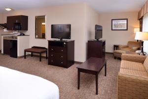 Telewizja i/lub zestaw kina domowego w obiekcie Holiday Inn Express & Suites Fairmont, an IHG Hotel