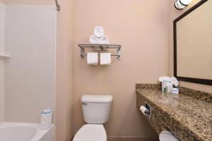 Bathroom sa Holiday Inn Express & Suites Fairmont, an IHG Hotel