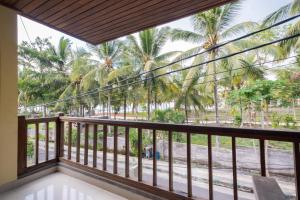 The point surfcamp Bali的阳台或露台