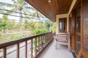 The point surfcamp Bali的阳台或露台