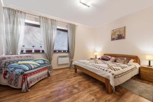 Un pat sau paturi într-o cameră la Apartamenty Nosal Residence