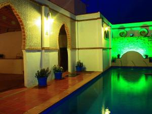 - une piscine dans une maison avec éclairage vert dans l'établissement Belvilla by OYO La F brica de Juan, à La Joya