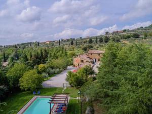 eine Luftansicht auf ein Haus und einen Pool in der Unterkunft Belvilla by OYO Fontocchio in Cortona