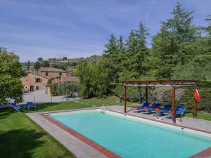 - une piscine avec des chaises et un kiosque dans l'établissement Belvilla by OYO Fontocchio, à Cortone