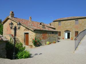 - un ancien bâtiment en pierre avec un éclairage de rue en face dans l'établissement Belvilla by OYO Fontocchio, à Cortone