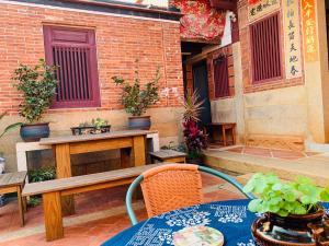 Un patio sau altă zonă în aer liber la 心琴古厝包棟民宿