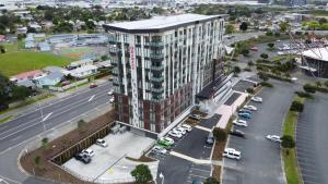 una vista aérea de un edificio alto con aparcamiento en Ramada Suites by Wyndham Manukau, en Auckland