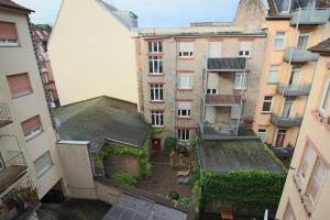 una vista aérea de un edificio de apartamentos en una ciudad en Charmante Wohnung ruhig und zentral gelegen en Mannheim