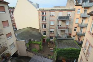 an overhead view of an apartment building in a city at Charmante Wohnung ruhig und zentral gelegen in Mannheim