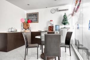 a kitchen and dining room with a table and chairs at Puri Maju Hotel in Jakarta