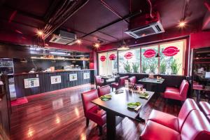 A restaurant or other place to eat at Saigon Court Serviced Apartment