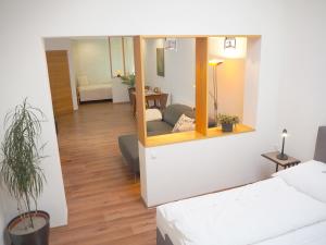 een woonkamer met een bank en een spiegel bij Apartment Loidl Ebensee in Ebensee