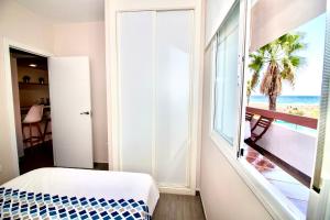 Un ou plusieurs lits dans un hébergement de l'établissement Apartasuites Royal Zahara, Máximo confort con vistas al mar