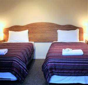 Postel nebo postele na pokoji v ubytování Owen River Tavern & Motels
