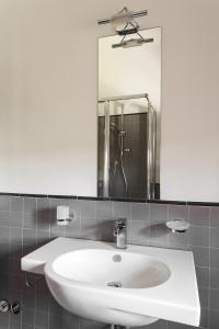 een badkamer met een witte wastafel en een spiegel bij Barca Country House in Amelia