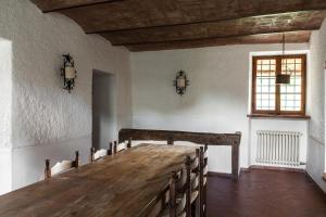 een kamer met een lange houten tafel en stoelen bij Barca Country House in Amelia