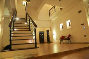 uma sala de estar com uma escada e uma mesa em Midigama Holiday Inn em Midigama East