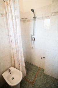 uma casa de banho com um chuveiro, um WC e um lavatório. em Hotel Belfiore em Misano Adriatico