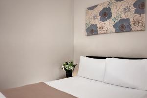 Postel nebo postele na pokoji v ubytování Lords Hotel