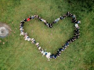 a large group of people forming a heart at Seehotel Töpferhaus in Alt Duvenstedt