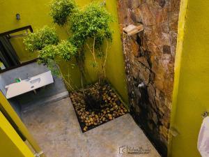 een badkamer met een wastafel en bomen in de hoek bij Hantara Udawalawa in Udawalawe