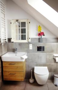 a bathroom with a sink and a toilet at Ferienwohnung am Mühlenteich in Beelitz