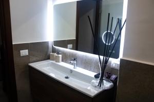 bagno con lavandino bianco e specchio di TIME a Roma
