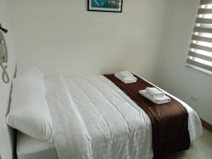 Säng eller sängar i ett rum på The Wharf Transient Hotel