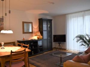 een woonkamer met een eettafel en een televisie bij Ferienwohnung Sonja in Freiburg im Breisgau