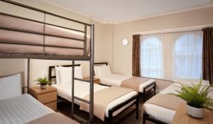 Postel nebo postele na pokoji v ubytování Lords Hotel