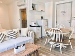 una sala de estar con un sofá y una mesa en Summer Huahin Condo612,Near beach&Cicada,Beautiful swimming pool, en Hua Hin
